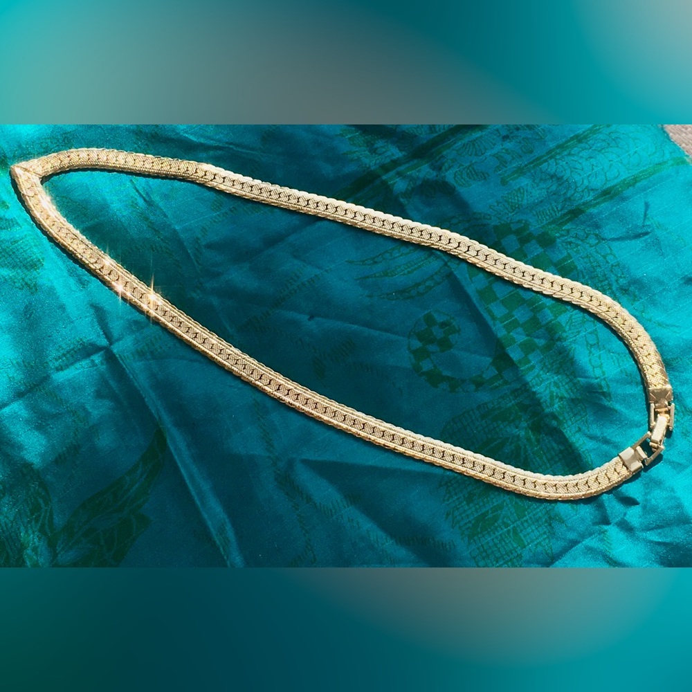 VINTAGE NAPIER luxury gold necklace Metallic Feminine Delicate Elegant 18 inch - Picture 5 of 5